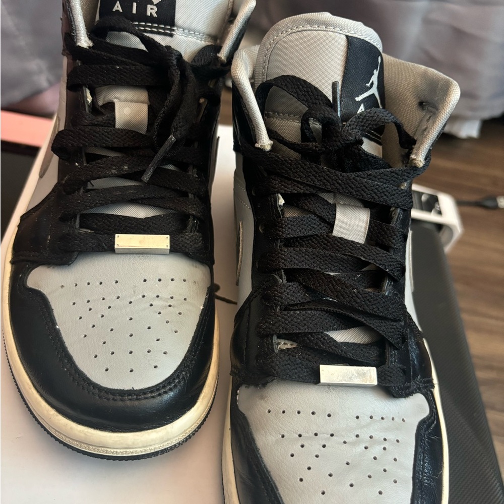 Women Jordan 1 Mid SE size 6.5  Black/Gray - Picture 5 of 10